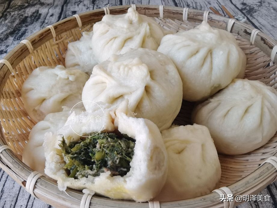 这种蔬菜很少生虫,用它做馅蒸包子,味道鲜香,我一次能吃四五个