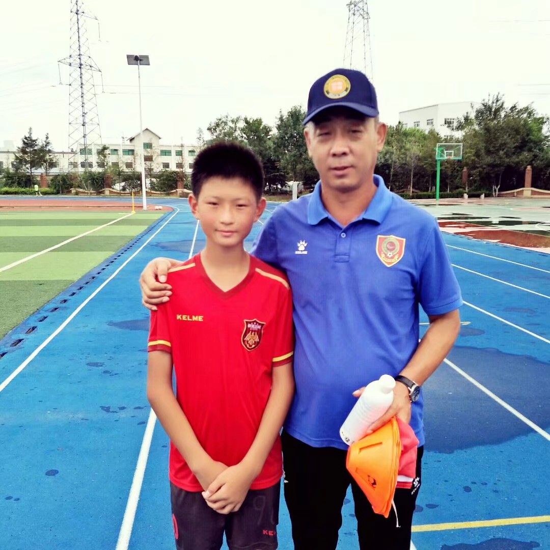 足球小伙踢球,足球小将盛源