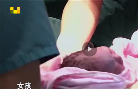 女子顺产用尽办法催产75小时，没有谁能比母亲更伟大！
