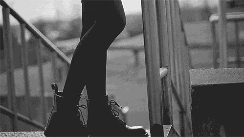 没有鞋带的英伦风马丁靴如何搭配,小个子马丁靴的多种穿搭