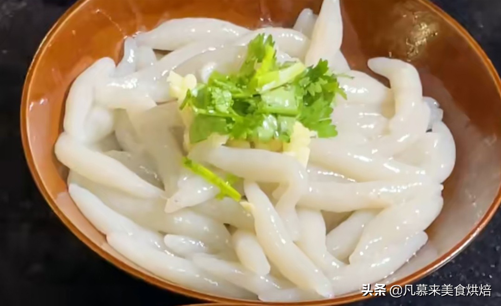 砍回养活了全球6亿人的木薯，做成一道快失传的美食“木薯粉虫”