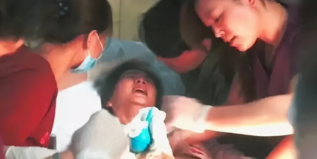 ella直播生宝宝,ella被曝水中分娩