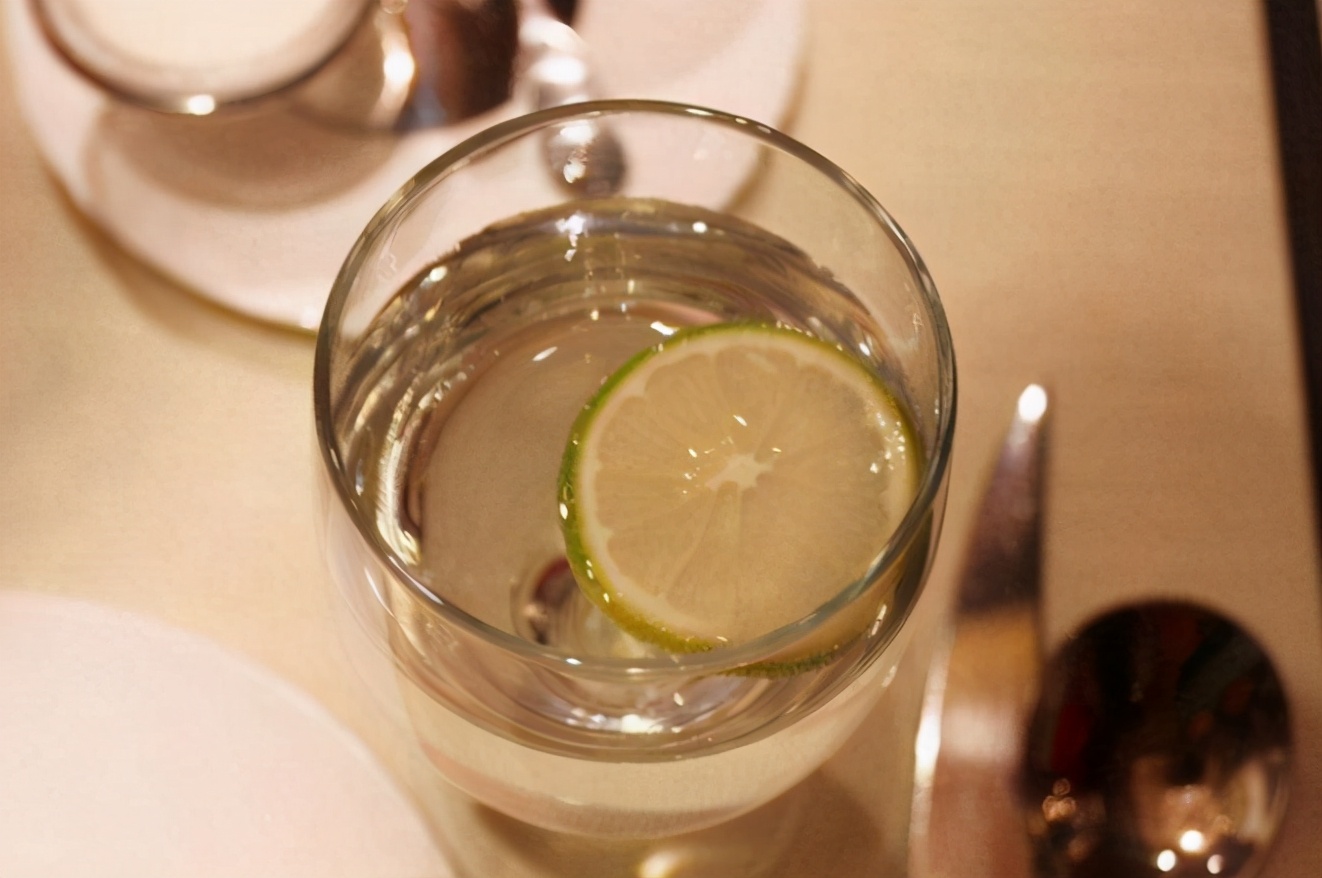 吃牛排端上来的柠檬水 (为什么吃牛排要先上一杯柠檬水)