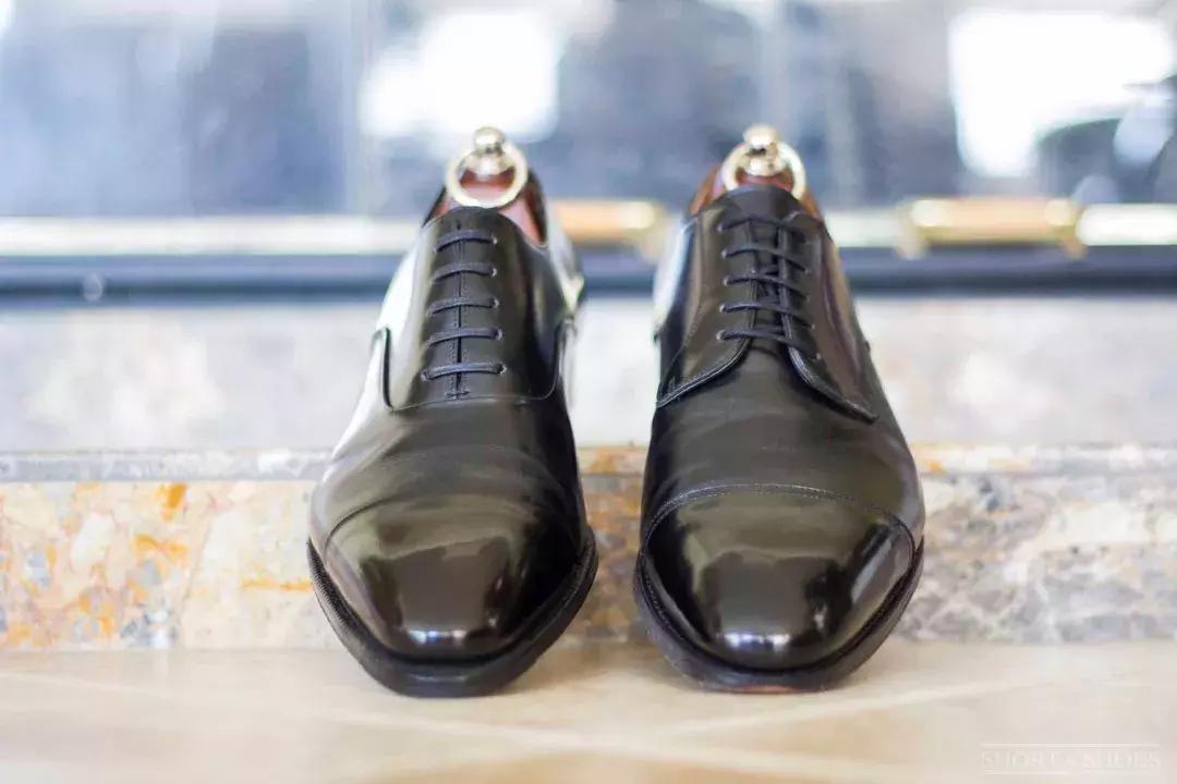 脚大不穿尖头皮鞋,脚大不怕鞋松