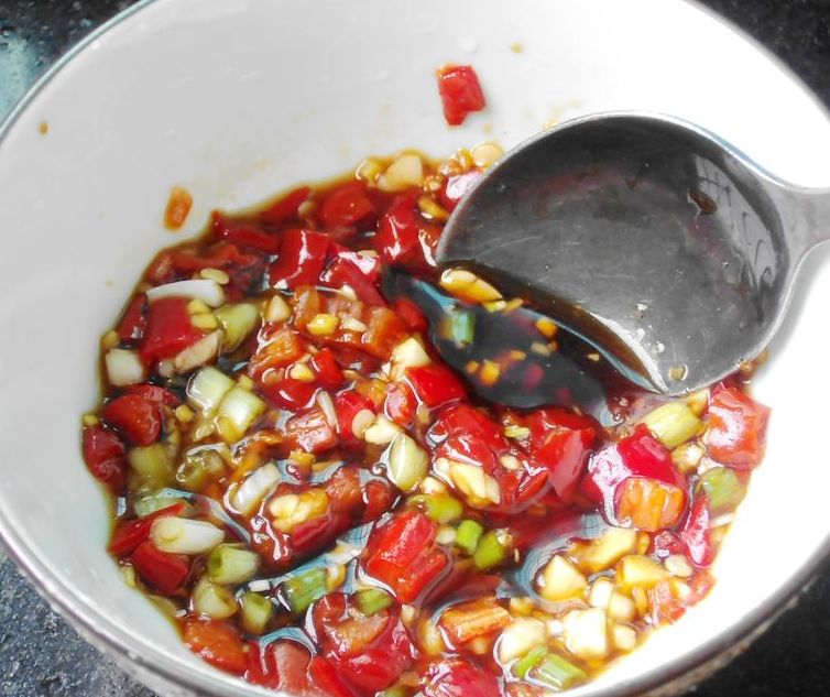 剁椒蒸鱼头里的芋头怎么做好吃,坛子剁椒芋头丝怎么炒最好吃