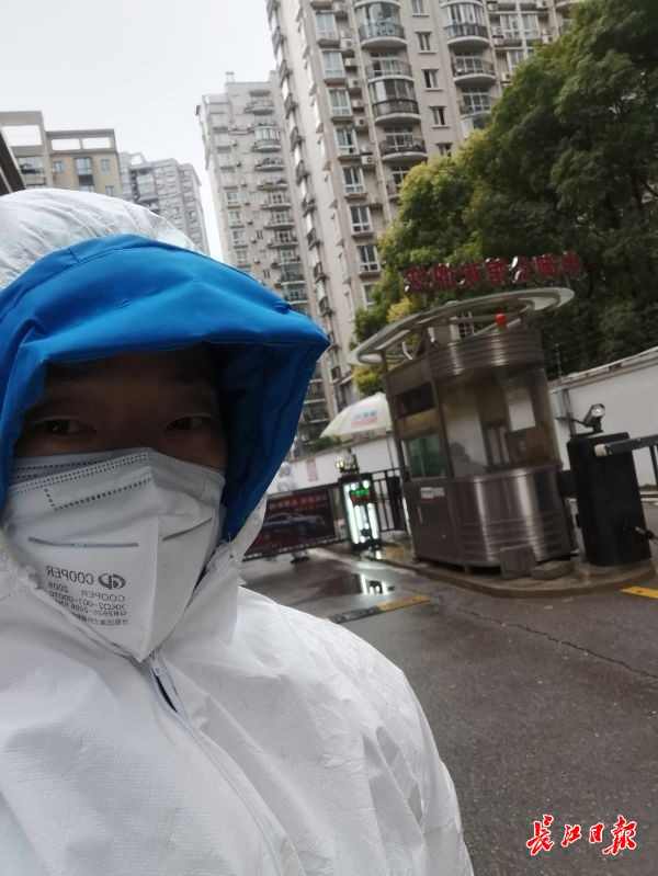 带着居民送的口罩、吃着大姐送的包子,外卖骑手面对业主“红包雨”流泪了