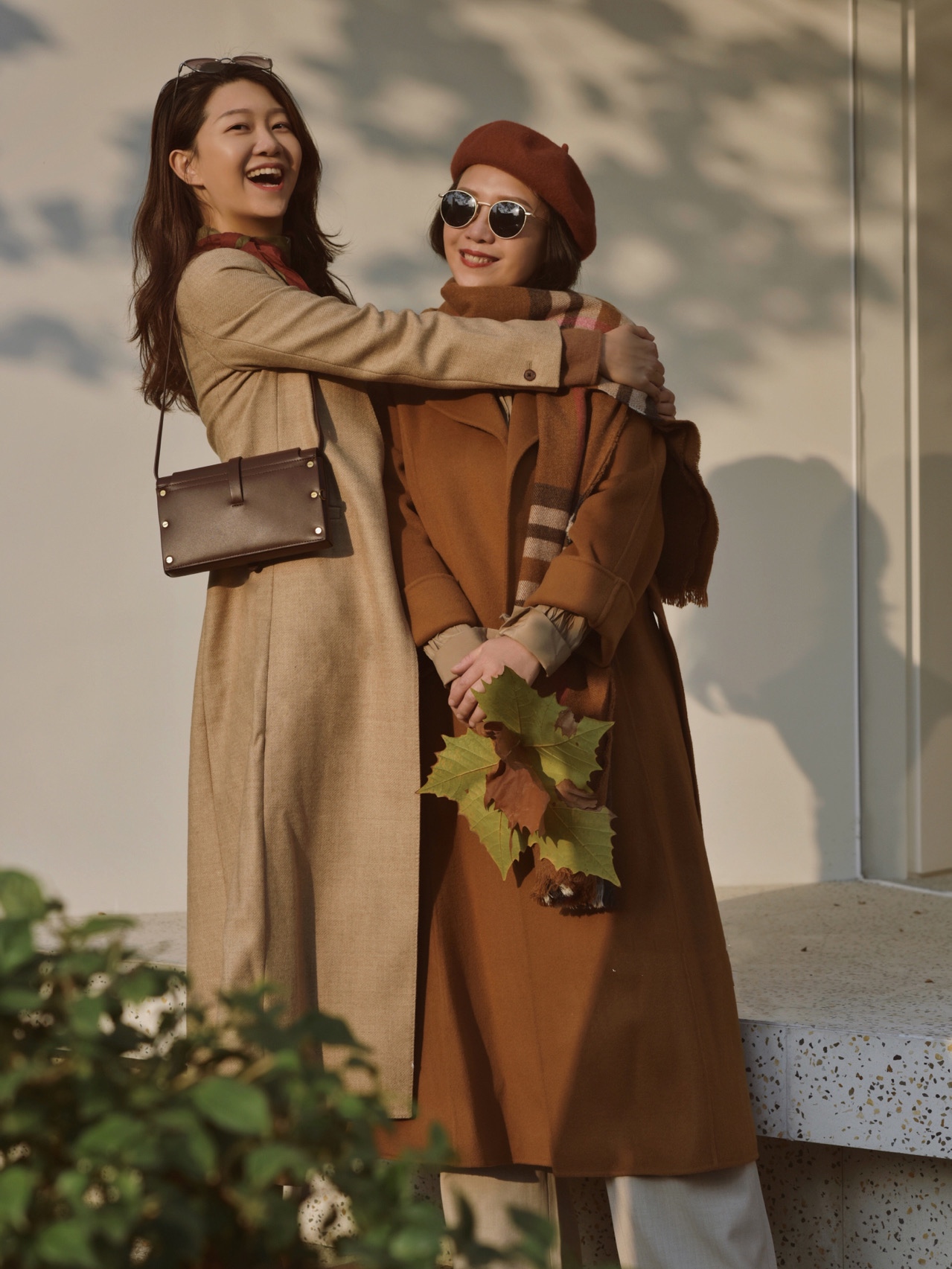 上了岁数的女人，冬天穿衣要有讲究，帽子+呢大衣，时髦又显气质