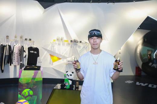 青岛啤酒携手英超狼队畅享欢聚与“狼”共舞玩转足球与时尚