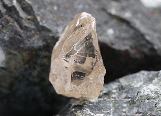 钻石恒久远一颗永流传分析,钻石恒久远不值钱