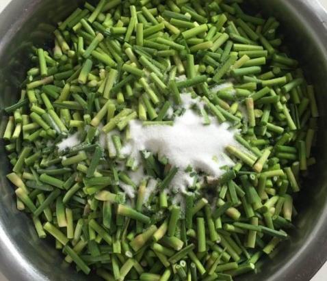 蒜苔炒肉炒到什么程度,为什么蒜苔炒肉蒜苔不入盐