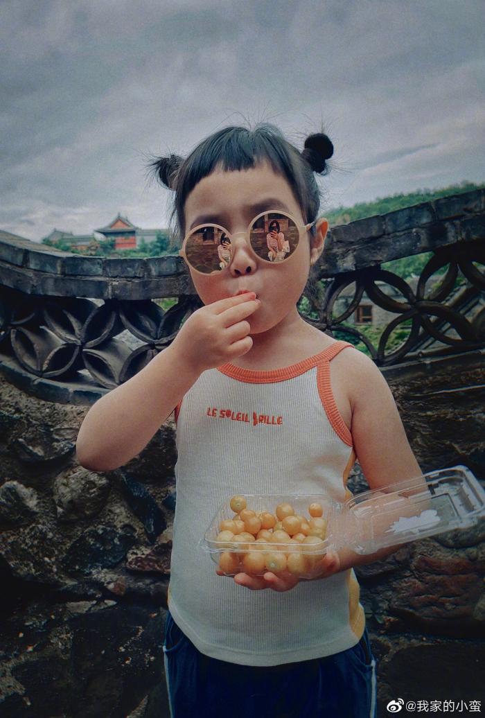 疗愈无数人的吃货小蛮长大不少，摇身一变成行走的表情包