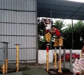 搞笑GIF开心一刻：你这日子不容易，吃大米粥配食盐