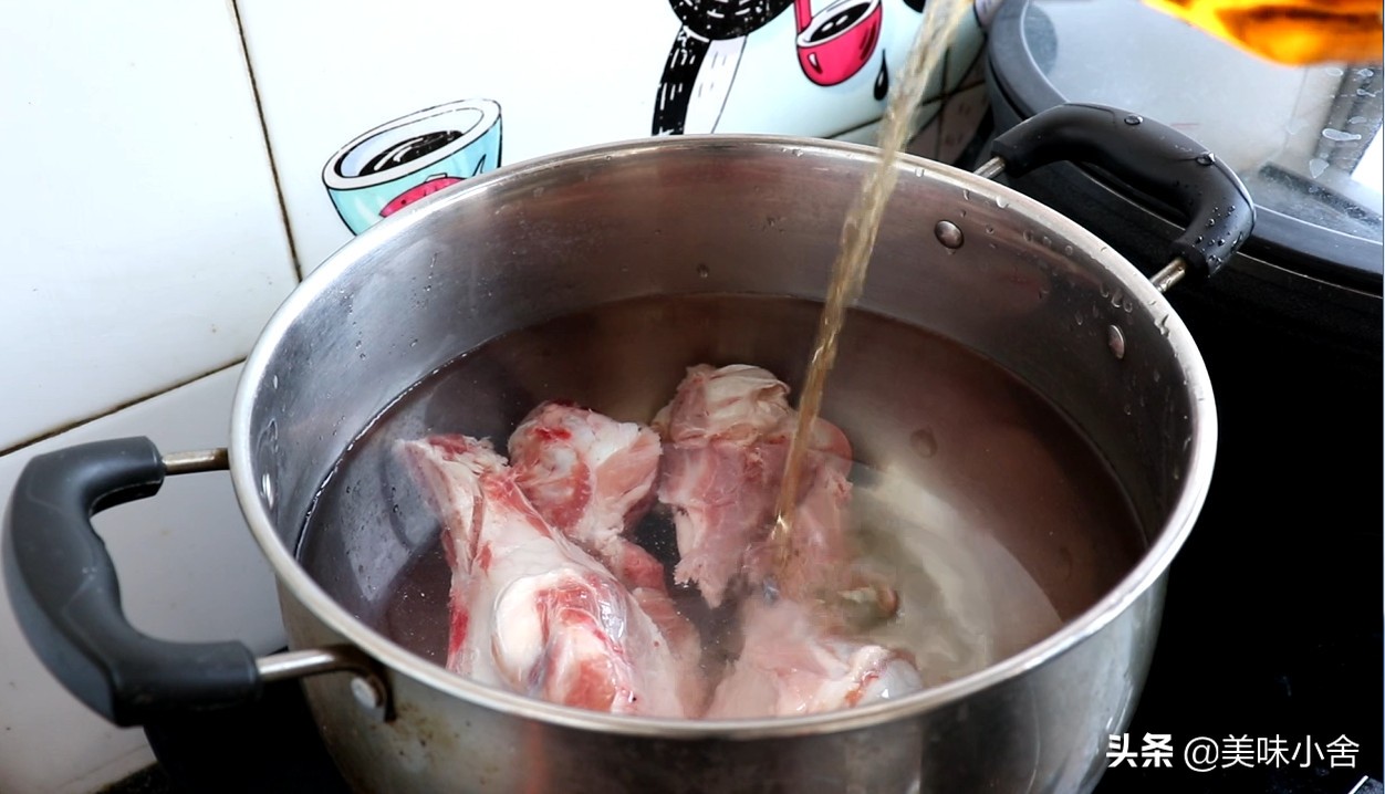 如何熬出奶白的骨头汤,怎样能煮出来奶白的骨头汤
