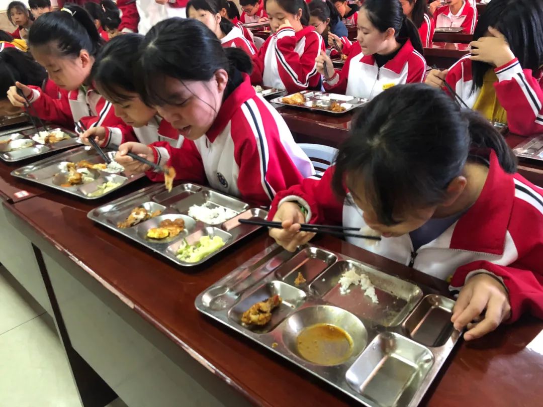 一粥一饭，当思来之不易——连江兴海学校“文明用餐，光盘行动”