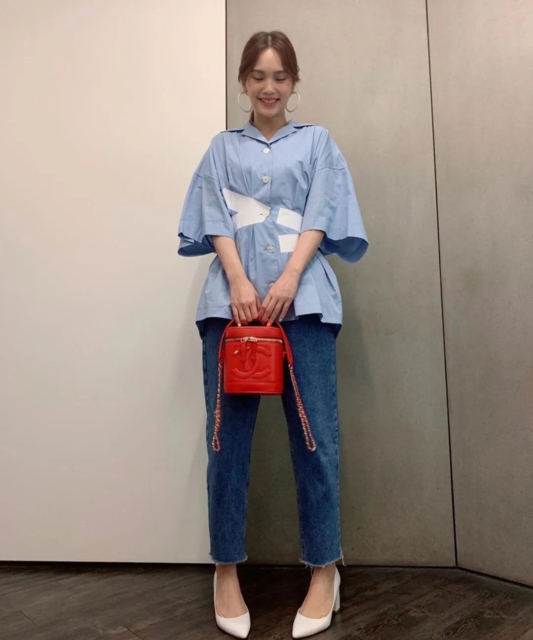 杨丞琳晒最近健身照，白色露脐背心配黑色哈伦裤，状态越来越年轻