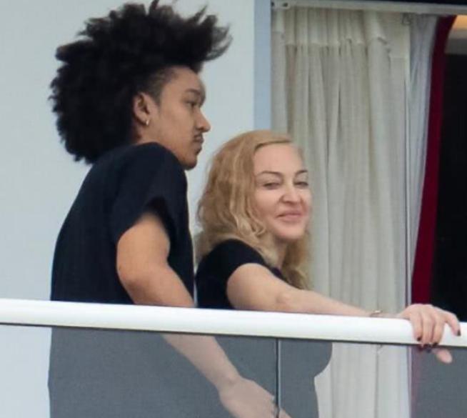 麦当娜与小36岁黑人男友外出,边走边按摩,犹如“祖孙恋”一般