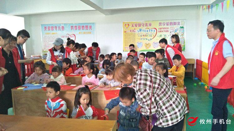 丫江桥镇：贺卡为媒 　为留守孩子与父母架起“连心桥”