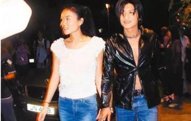 2000年王菲谢霆锋世纪牵手完整版,王菲谢霆锋世纪牵手场面