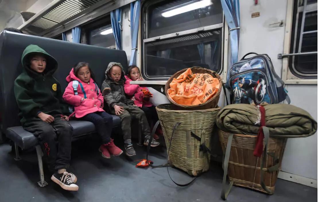 铁老大欠债5万多亿，为什么20多年火车票却不涨价？