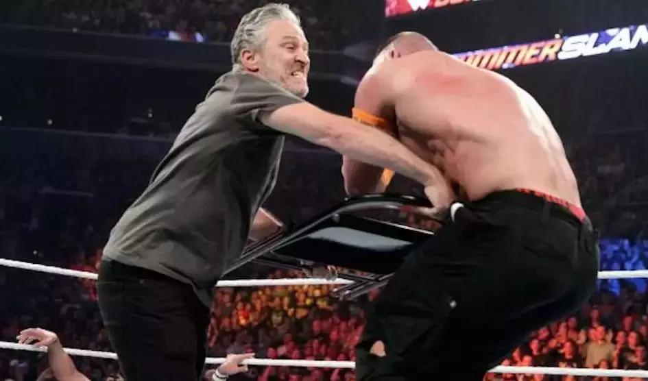 拳王暴打wwe,施瓦辛格一拳打倒wwe