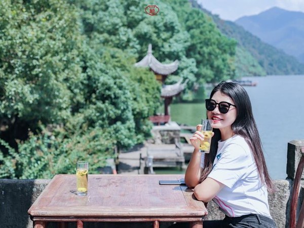 桐庐夜游富春山居景区,桐庐富春江夜游和白天游