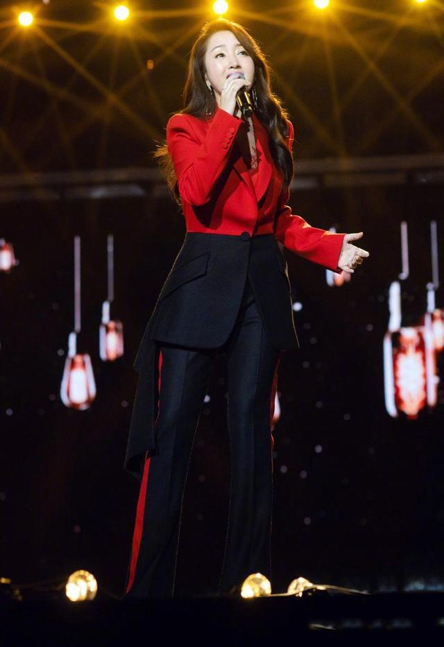 杨钰莹长发及肩超气质,杨钰莹复古穿白裙子美出新高高度