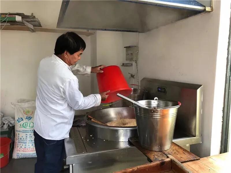 宁波这家小店的冻米糖又酥又香，老师傅做了40多年