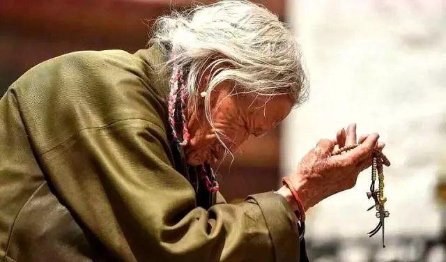 8个字概括一个人的特点,藏饰特点