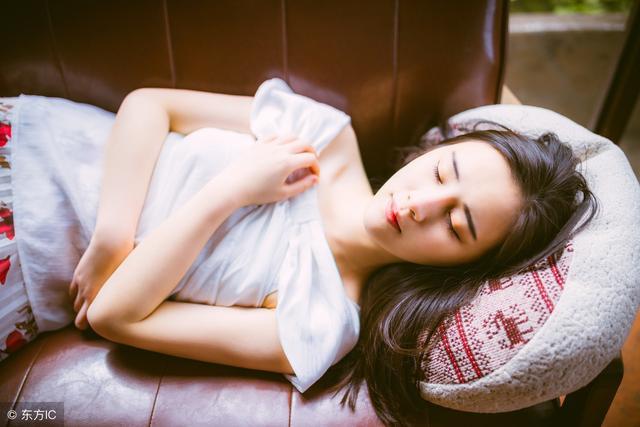 小说：这丫头像个野人，一切现代电器她都不会用，他只能亲自教她