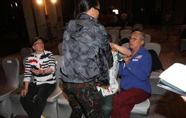 84岁谢贤穿皮衣状态好,80岁的谢贤依然帅气迷人