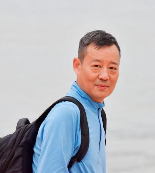 上海这个男人有双重身份！创业，公司年营业额超4亿！写诗，成著名诗人