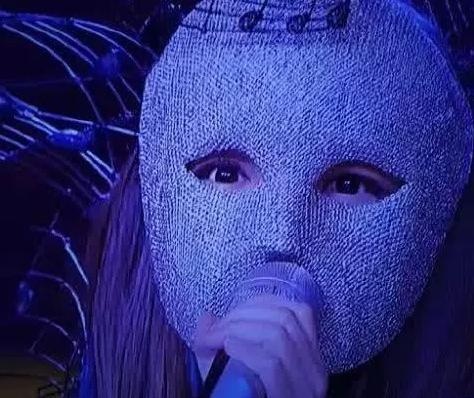 蒙面唱将戴黑帽的女嘉宾 (蒙面唱将看眼睛就知道是谁)