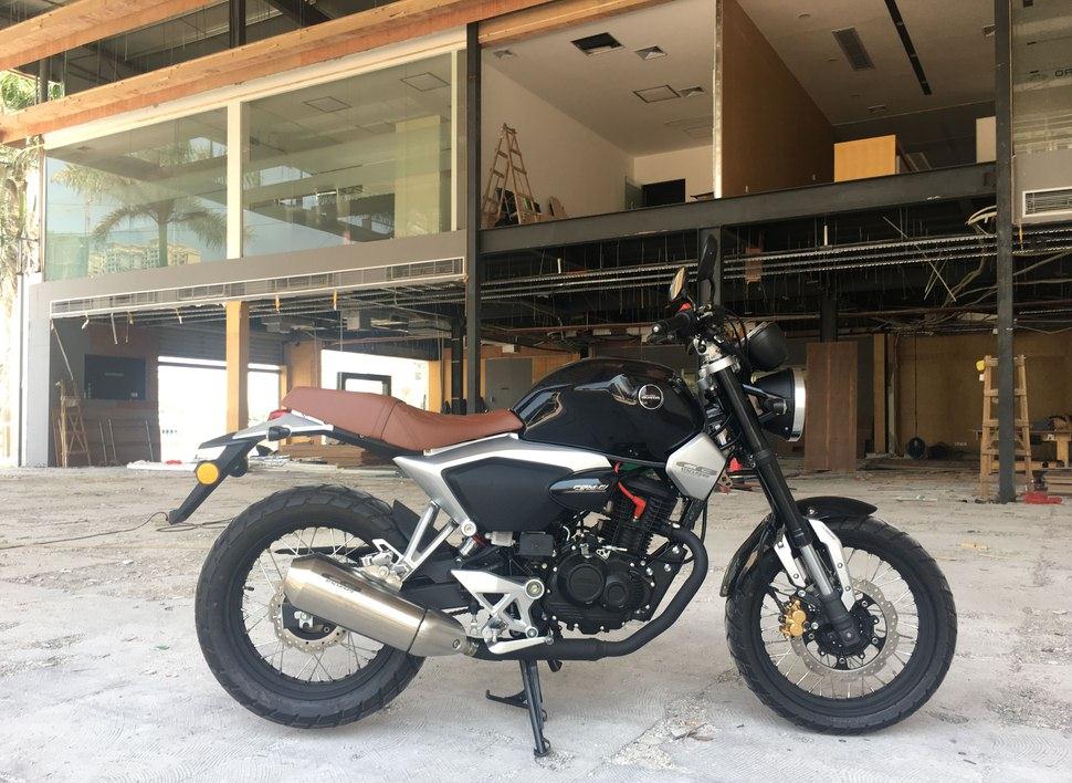 同事买了一辆日系车,同事买的摩托车