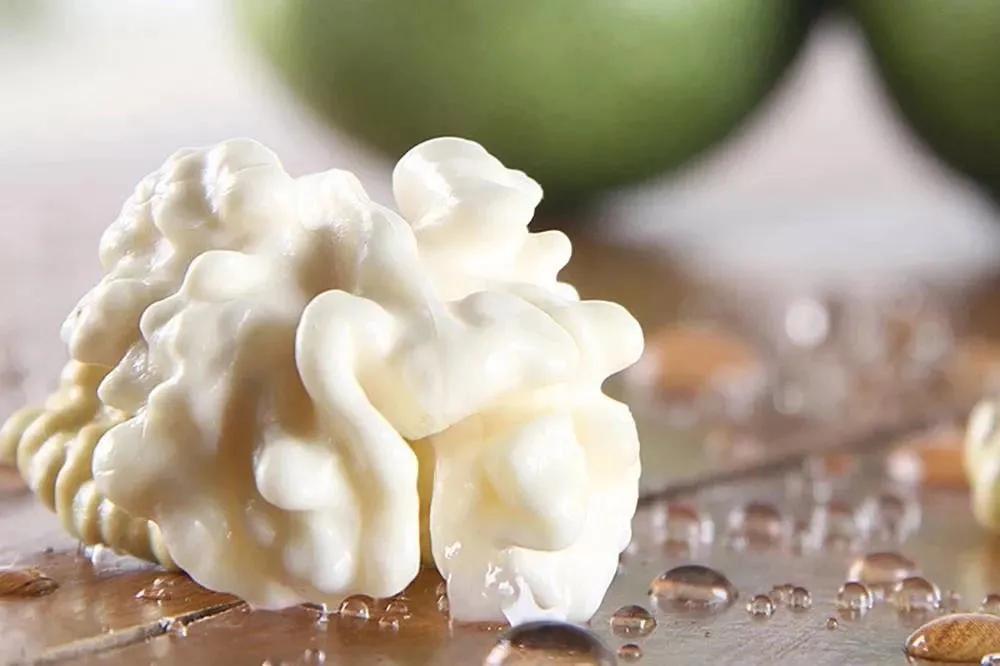 爬20米高用竹竿打下的这口“老树鲜核桃”，脆嫩鲜甜，别处买不到