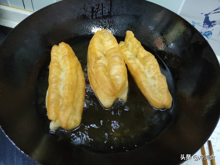 怎样才能炸出又酥又脆的油条,早餐店油条秘制配方记住2个诀窍