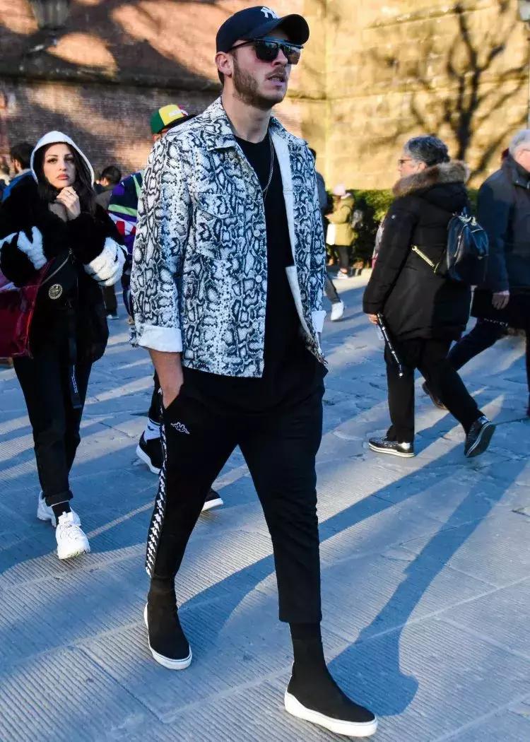 运动裤的多种穿搭方式,男生灰色运动裤怎么穿搭