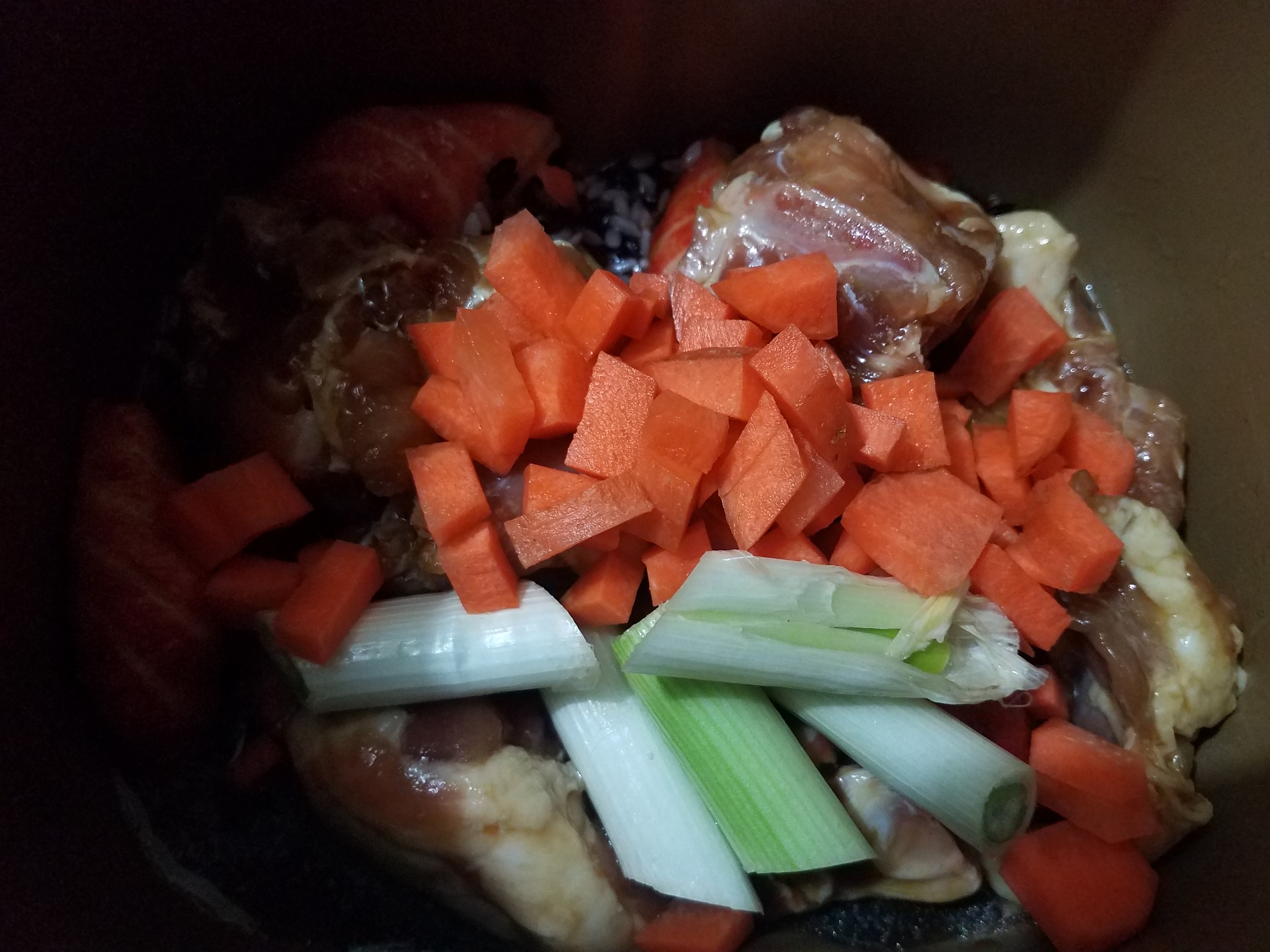 面包机也可以做煲仔饭哟，排骨黑米煲仔饭，就是这么的简单好吃