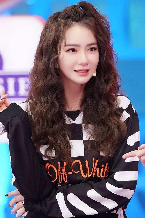 同样是烫羊毛卷，为何你烫就很显老？原因基本离不开这2点