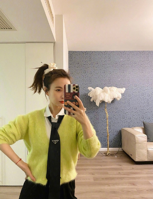 吴昕真的是越来越懂打扮了,吴昕晒新照服装红黑配