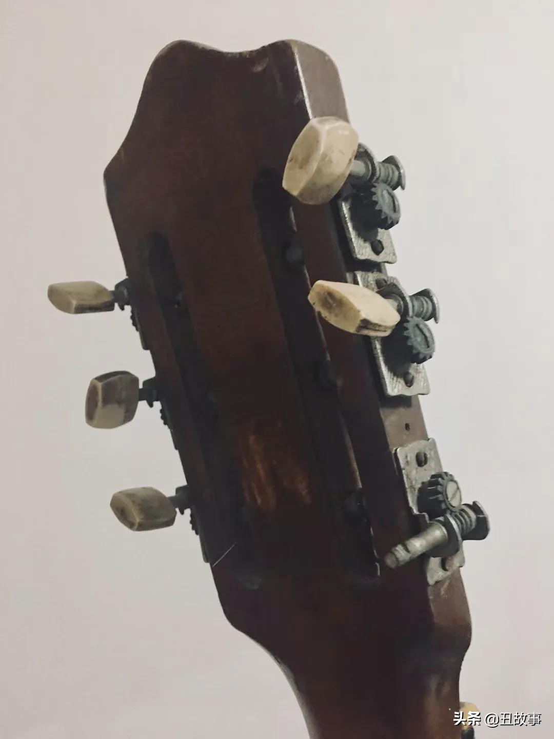 青春期我与父亲水火不容，砸烂他心爱的老吉他，这件事影响我一生