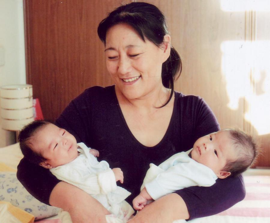 女儿3岁还不会走路，宝妈带娃去医院检查，医生低声提醒：快报警