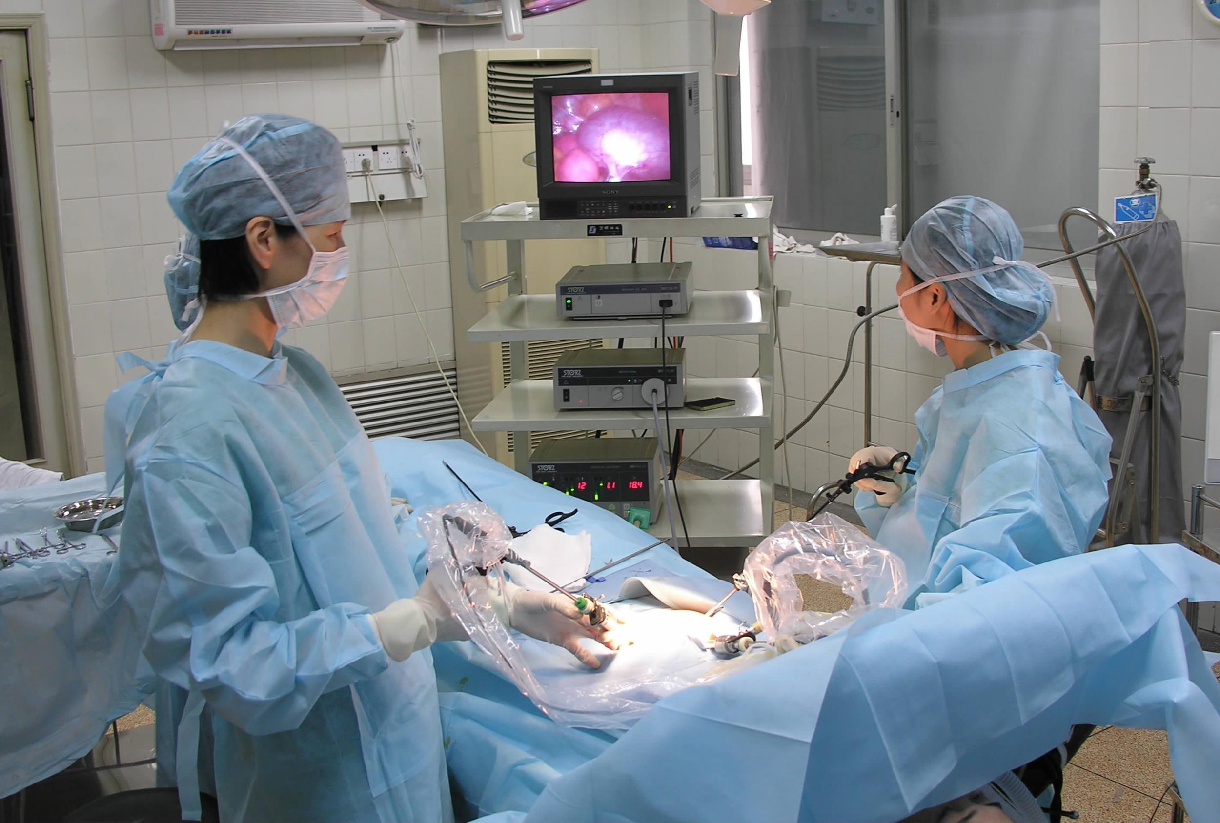 好发于男性的长骨造釉细胞瘤，常采用手术的方式进行治疗