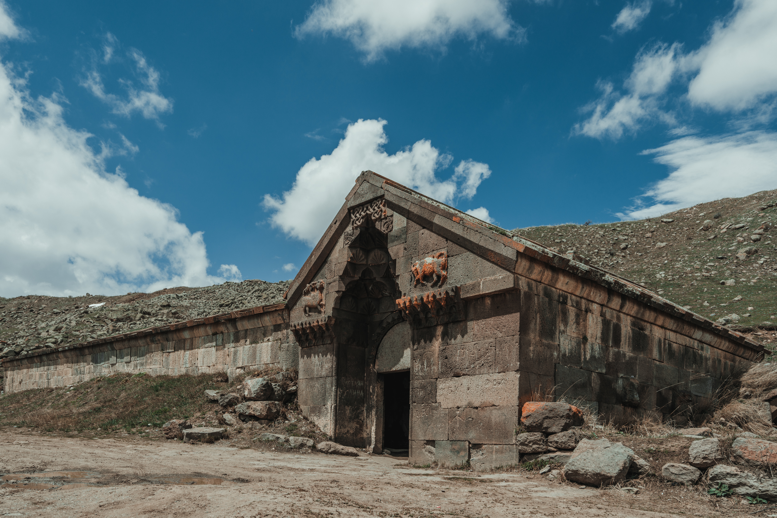 高加索的明镜，万里丝路穿过的闪亮珍珠，如今是拍照的圣地