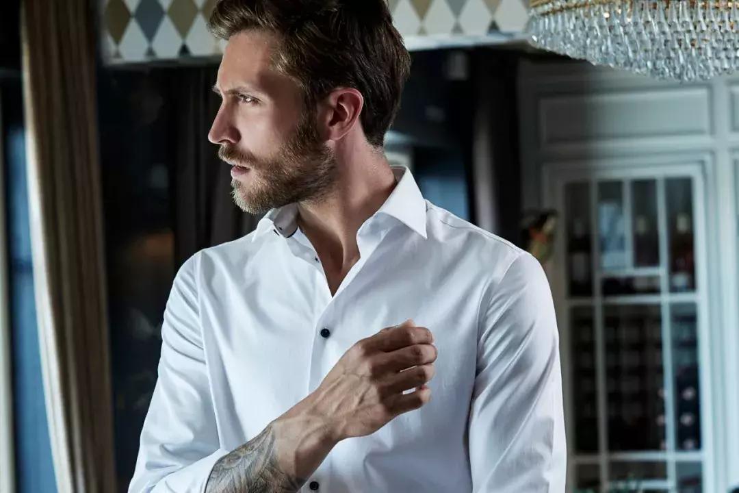 衬衫的潮流穿搭技巧男士,男士衬衫的穿搭与讲解