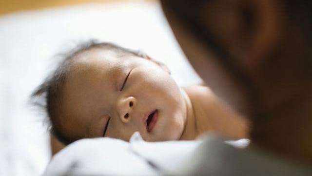 为什么婴儿一放下就动来动去,婴儿老是让抱一放下就哭怎么办