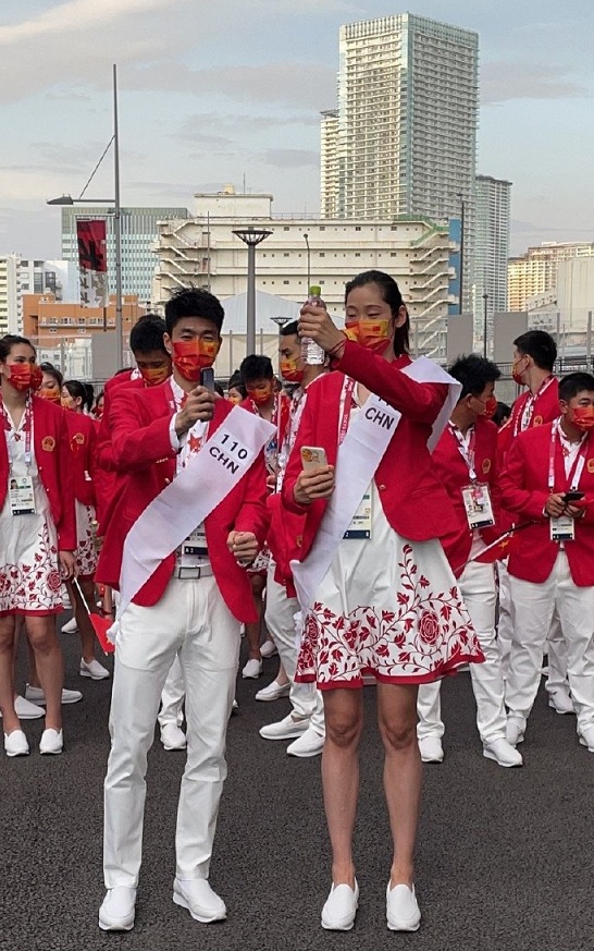 皇马帮助巴萨续约梅西,逗妹吐槽视频