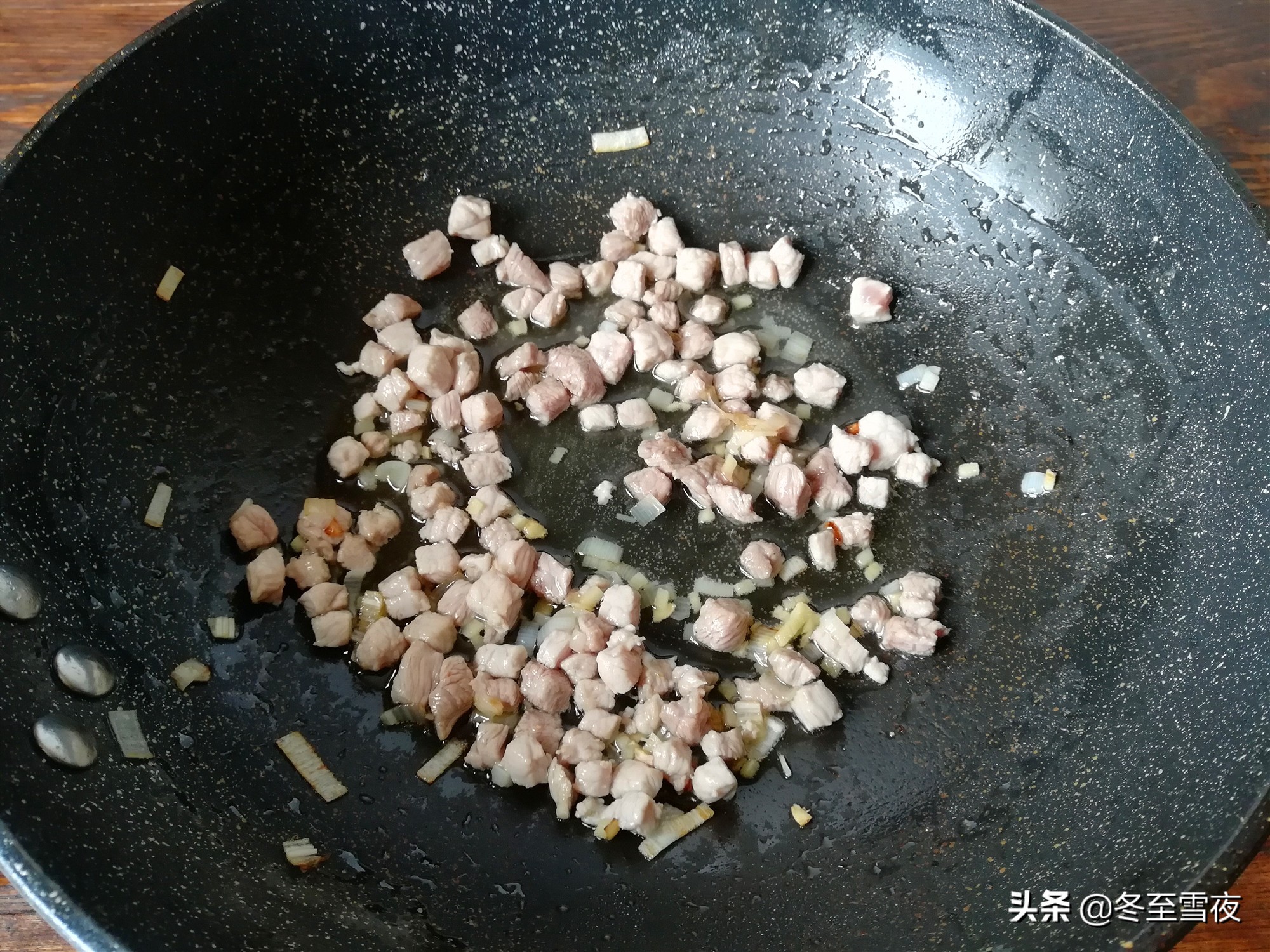 自己炒豌豆在哪里买干豌豆,肉末炒豌豆豌豆要不要焯水