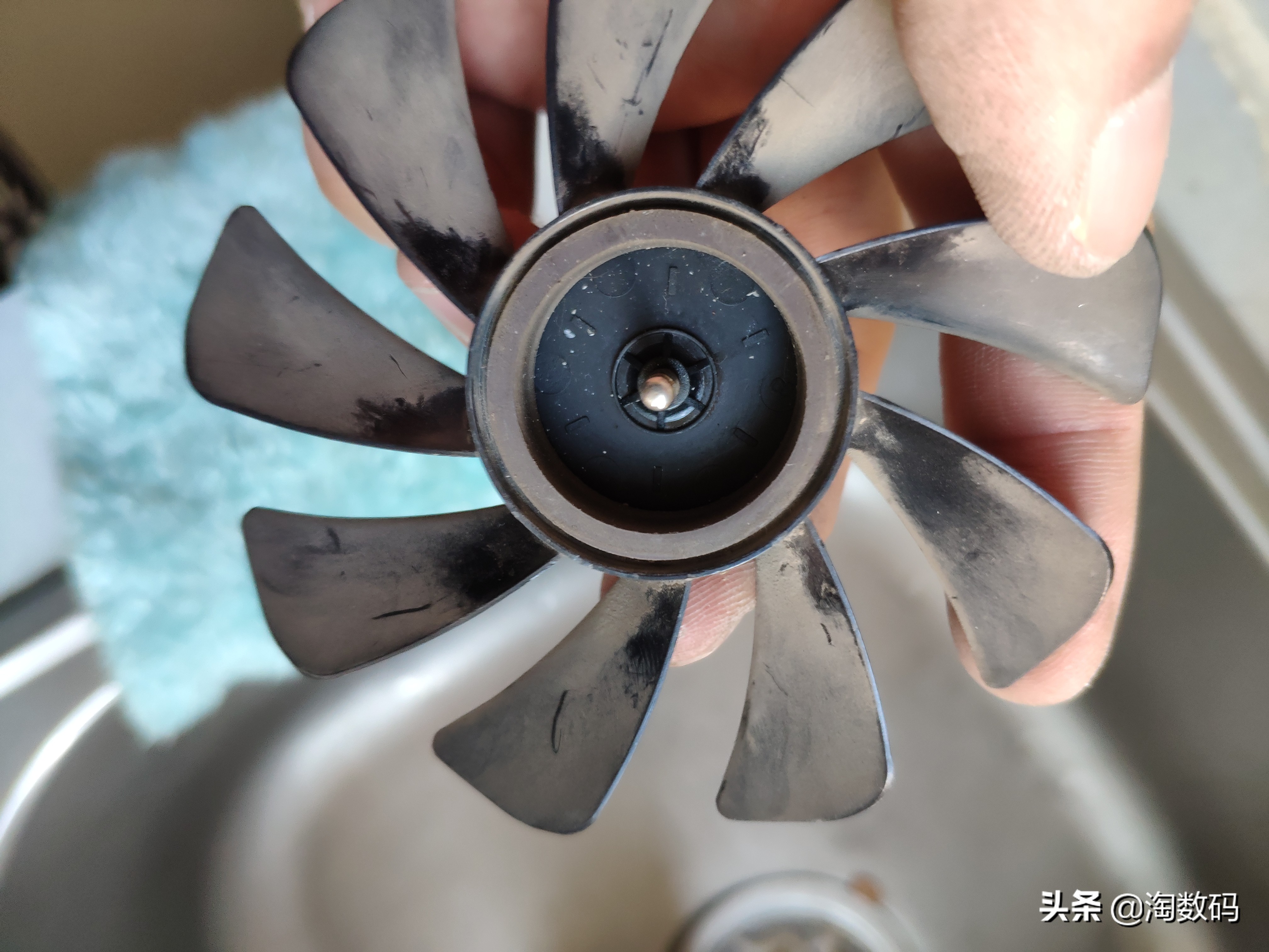 碎纸片卷进显卡风扇轴承？！WD40防锈液+小牙签完美解决咆哮风扇