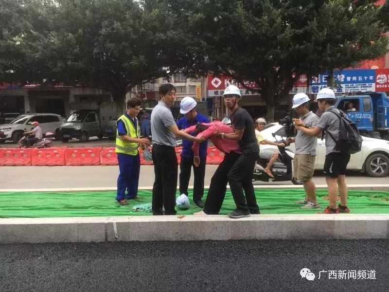 脚踩150℃!记者采访沥青路面铺设者时中暑晕倒