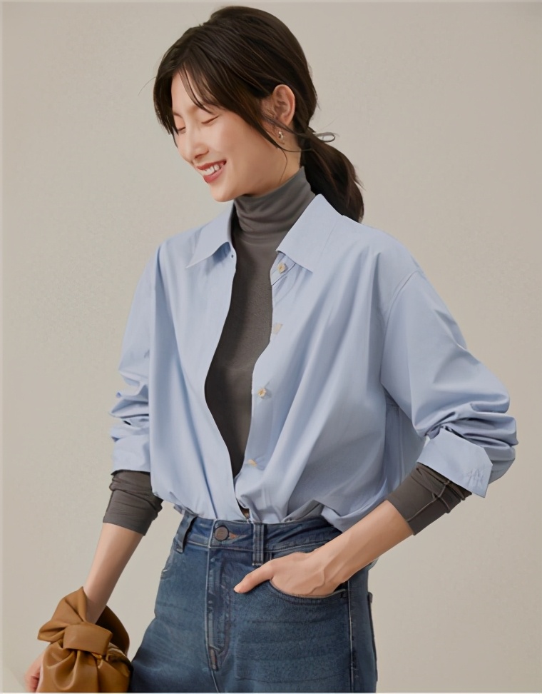 浅灰色打底衫秋冬高级感,燕麦色针织打底衫